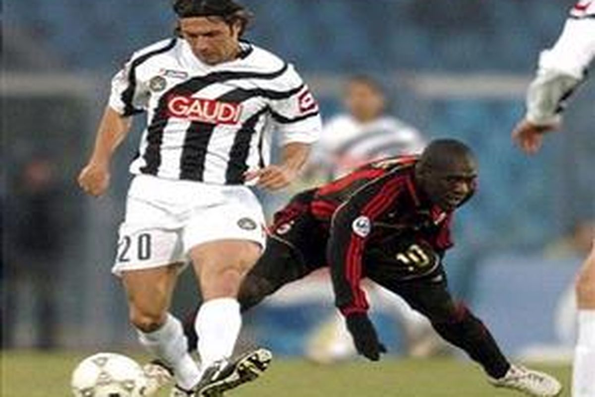 Andrea Dossena (berpakaian putih) ketika memperkuat Udinese melawan AC Milan