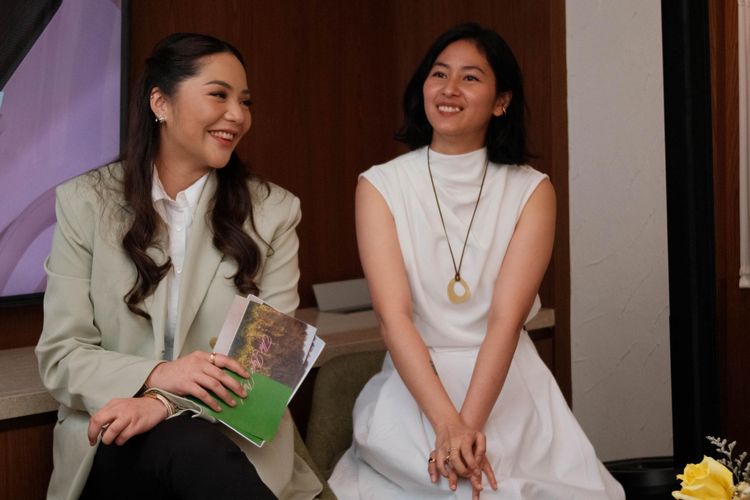 Pendiri Ryse and Shyne Felicia Kawilarang (kiri) dan psikolog klinis Kezia Toto (kanan) dalam acara sesi reflektif tentang negative self-talk di Manzo, Jakarta, Selasa (24/6/2025).