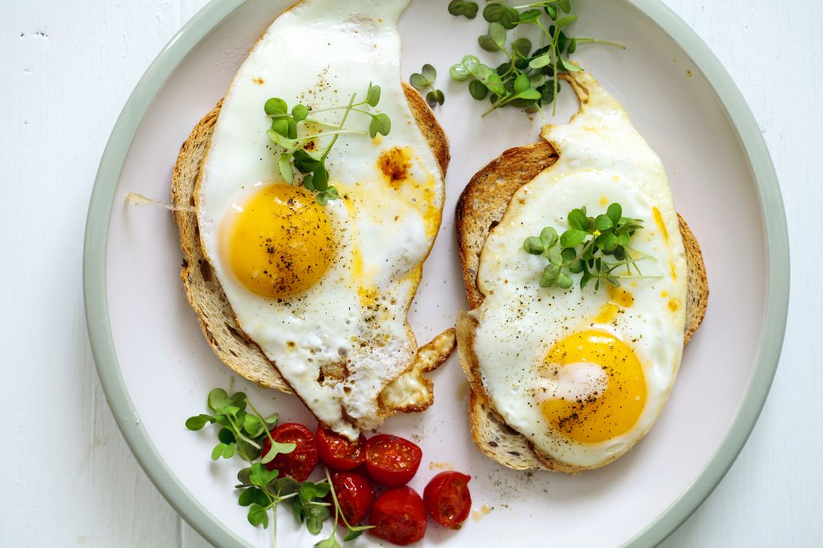 Menu sarapan yang sehat dapat menurunkan gula darah Anda dan membantu mencegah lonjakan. Pilihan menu sarapan yang simpel bisa telur dan roti panggang dengan selai kacang.