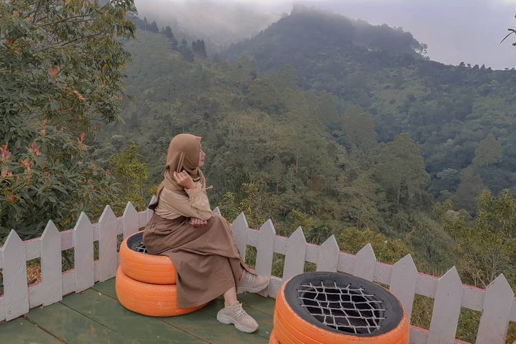 Pengunjung berfoto dengan berlatar pegunungan di Bukit Mercury Sayang Kaak, Kabupaten Majalengka, Jawa Barat.