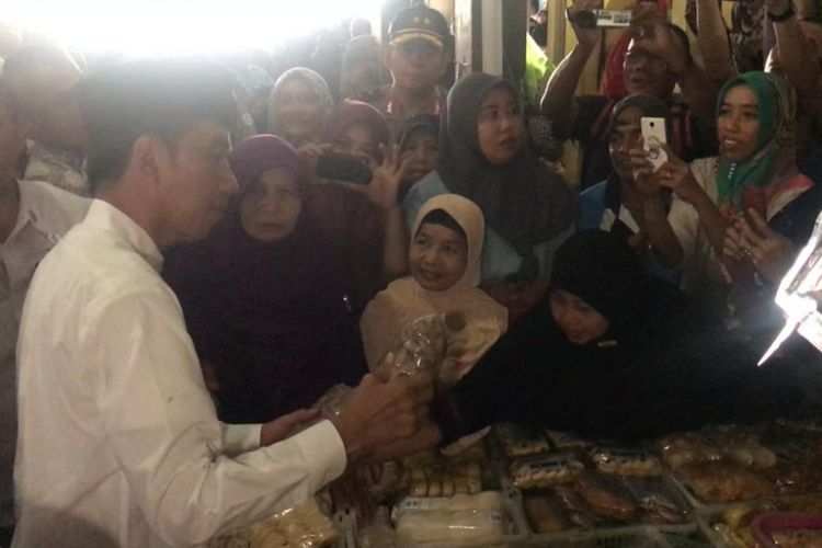 Suasana blusukan Presiden Joko Widodo di Pasar Sidoharjo, Kabupaten Lamongan, Jawa Timur, Senin (19/11/2018).