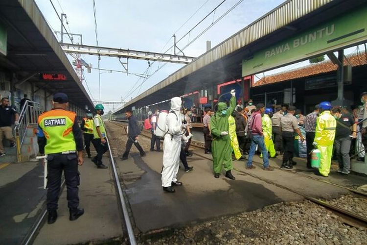 Stasiun Rawabuntu, Serpong, Tangerang Selatan dilakukan penyemprotan disinfektan guna mencegah penularana virus corona atau covid-19, Kamis (19/3/2020). Hal tersebut dilakukan mengingat stasiun menjadi salah satu tempat banyaknya masyarakat berkerumun.