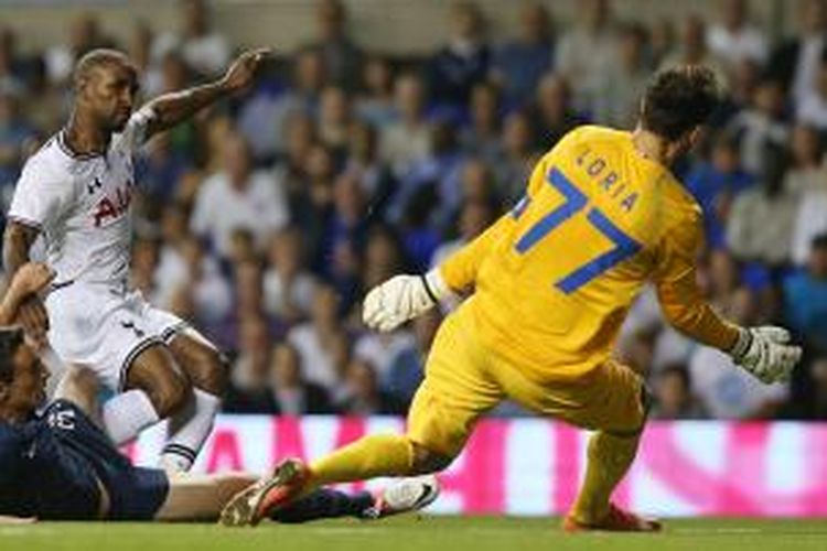 Striker Tottenham Hotspur, Jermain Defoe (2 dari kiri), melepaskan tembakan dan penjaga gawang Dinamo Tbilisi, Giorgi Loria, berusaha menghalanginya, dalam laga leg kedua play-off Piala Europa.