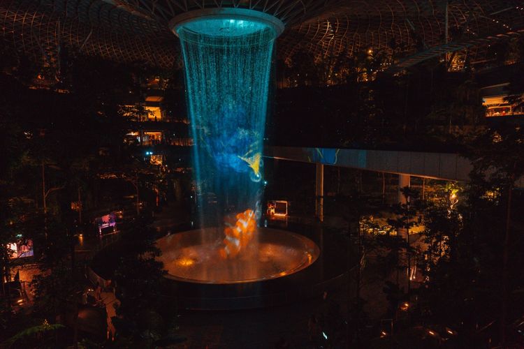 Pertunjukan Light & Sound di Jewel Changi Singapura dalam rangka perayaan Disney100 atau perayaan ulang tahun Disney ke-100.