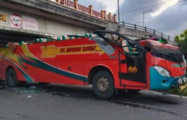 Bus AKAP Sipirok Nauli hantam dinding lorong fly over hingga atap terbelah, Minggu (30/1/2022) di Padang Panjang, Sumbar