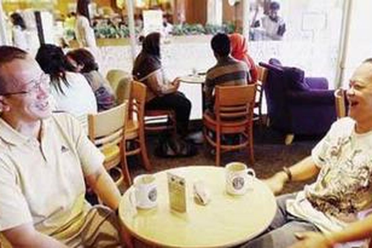 Jeffrey Ong menghabiskan akhir pekan bersama putranya, Defri Adipratama, di sebuah pusat perbelanjaan di kawasan Jakarta selatan, Sabtu (16/10/2010). Jeffrey telah menjadi orangtua tunggal bagi Defri sejak 13 tahun silam. 