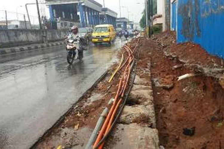 Galian untuk pemasangan saluran air di Jalan T.B. Simatupang, Jakarta Selatan pada Jumat (4/12/2015)