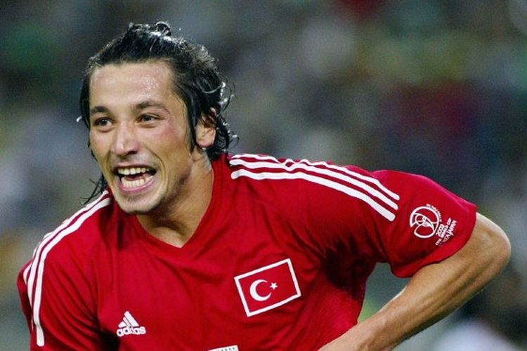 Penyerang timnas Turki, Ilhan Mansiz, merayakan gol kemenangan yang ia cetak ke gawang Senegal pada perempat final Piala Dunia 2002 yang digelar di Stadion Nagai, Osaka, Jepang pada 22 Juni 2002. Gol tersebut menjadi gol emas terakhir di Piala Dunia.