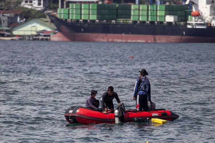 Dua atlet selam laut PON Jatim berada di tengah laut untuk melakukan latihan jelang PON XX Papua 2021 di Teluk Yos Sudarso Kota Jayapura, Kamis (23/9/2021) siang.