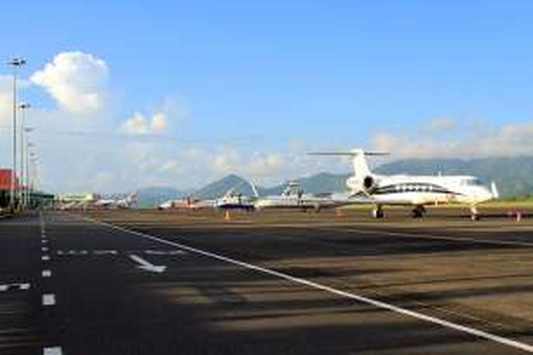 Beberapa pesawat di Bandara International Sam Ratulangi Manado, Sulawesi Utara.