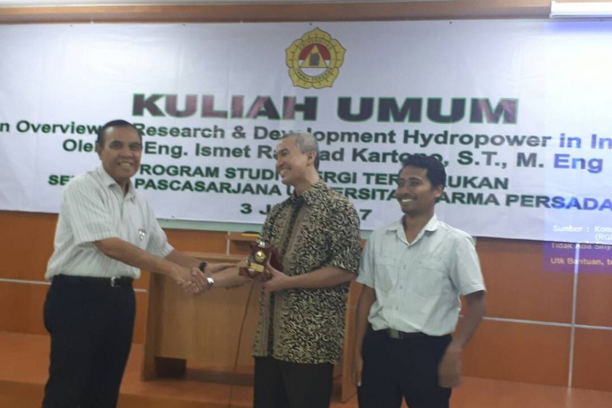 Direktur di Sekolah Pascasarjana, Energi Terbarukan Universitas Darma Persada Kamaruddin Abdullah (kiri), menyerahkan plakat kepada Ismet Rahmad Kartono, Generation Specialist PT Poso Energy, usai kuliah umum Sabtu (3/6/2017). Penyerahan plakat disaksikan oleh Kepala Program Studi Energi Terbarukan Sekolah Pascasarjana Energi Terbarukan Unsada Aep Saepul Uyun (kanan). 