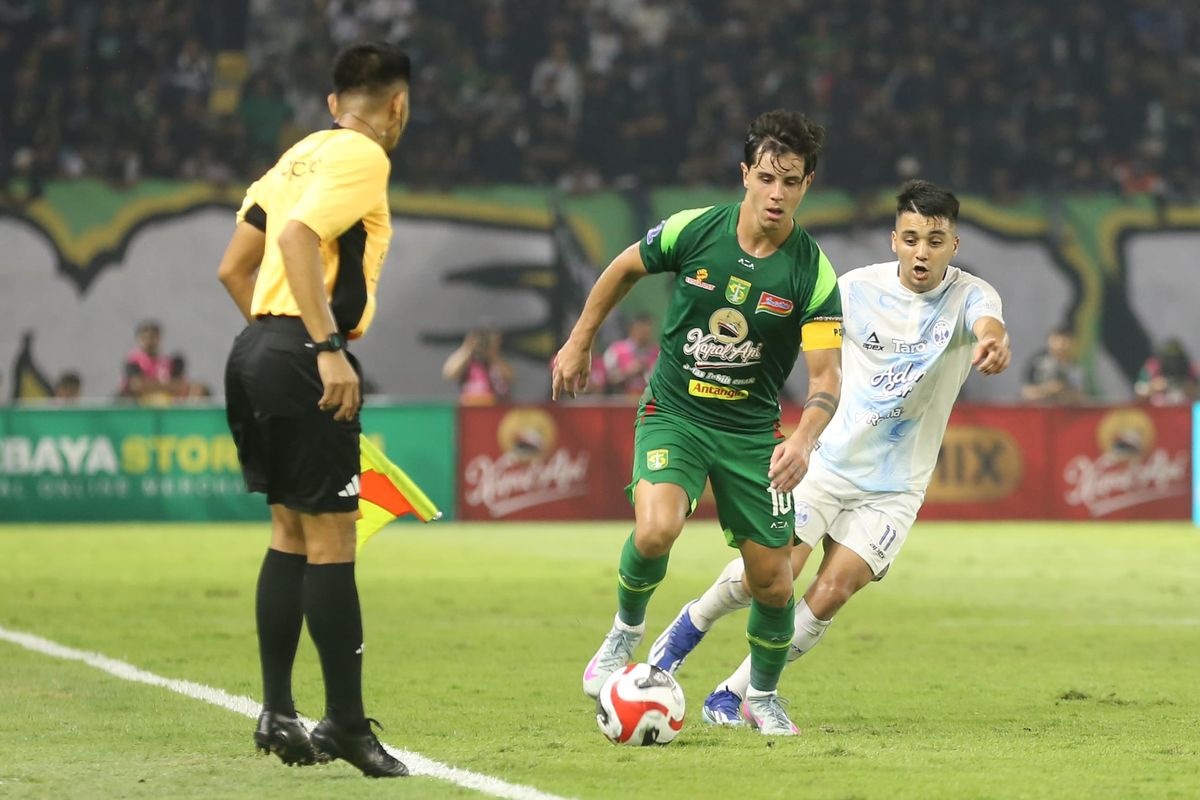 Aksi kapten Persebaya Surabaya Bruno Moreira pada laga pekan pertama Super League 2025-2026 Persebaya vs PSIM bergulir di Stadion Gelora Bung Tomo, Surabaya, pada Jumat (8/8/2025).