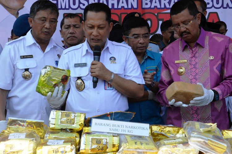 Kepala BNN Komjen Pol Budi Waseso memusnahkan barang bukti narkoba hasil pengungkapan operasi gabungan di wilayah Sumut, Kamis (19/10/2017).