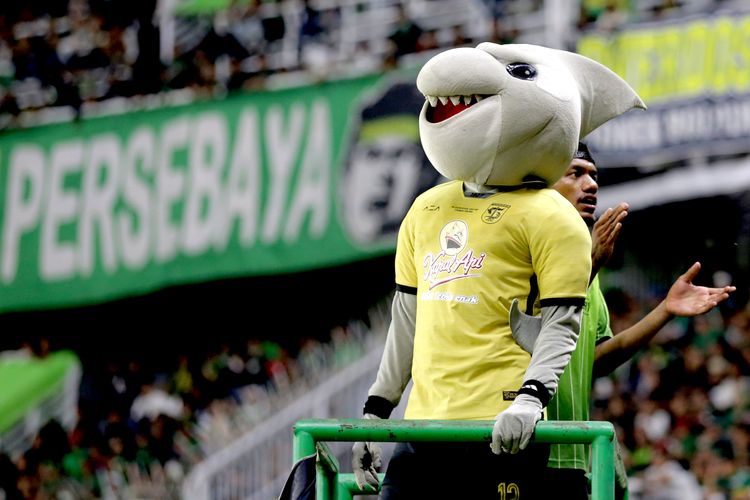 Maskot Persebaya Surabaya bernyanyi bersama selama uji coba melawan Persis Solo dalam rangka merayakan ulang tahun Surabaya ke 729 di Stadion Gelora Bung Tomo Surabaya, Minggu (22/5/2022) sore.