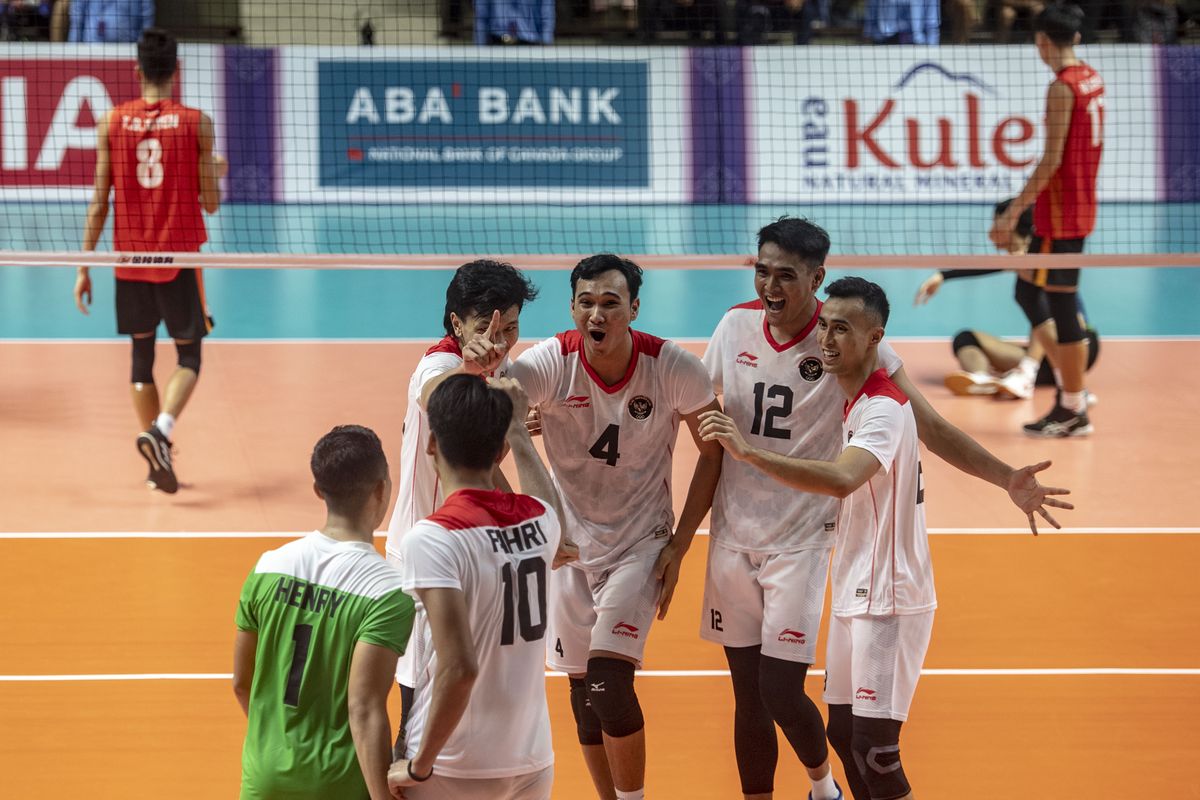 Sejumlah pevoli putra Indonesia melakukan selebrasi usai mengalahkan Timnas Voli putra Vietnam saat pertandingan semi final voli SEA Games 2023 di Phnom Penh, Kamboja, Minggu (7/5/2023). Terkini, timnas voli putra Indonesia akan melawan tuan rumah Kamboja pada final SEA Games 2023, Senin (8/5/2023). ANTARA FOTO/Muhammad Adimaja/YU