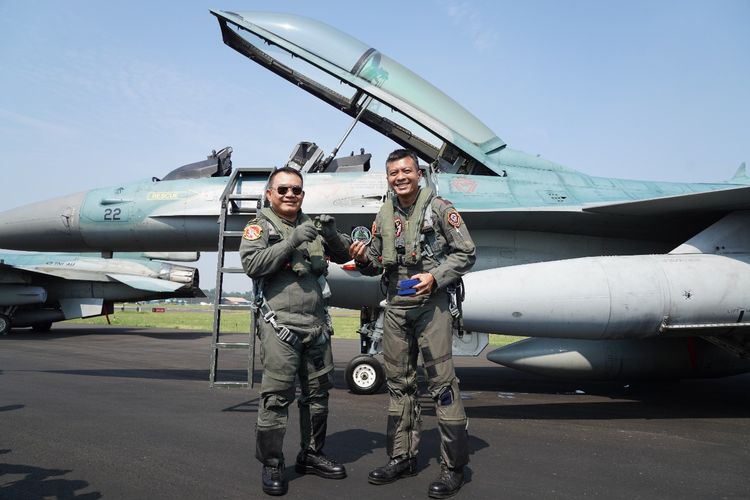 Kepala Staf Angkatan Darat (KSAD) Jenderal Dudung Abdurachman menerima wing kehormatan penerbang kelas I dari TNI Angkatan Udara di hanggar Skadron 17, Pangkalan TNI Angkatan Udara (Lanud) Halim Perdanakusuma, Jakarta, Kamis (18/8/2022).