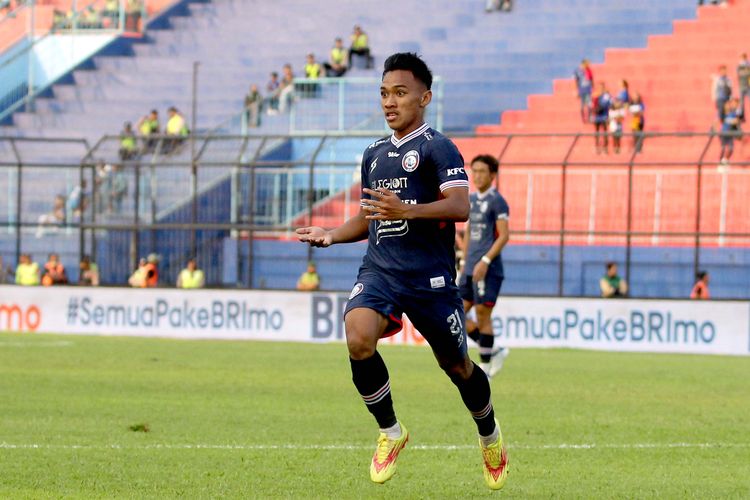 Pemain Arema FC Arkhan Fikri meminta bola saat pertandingan pekan ke-6 Liga 1 2022-2023 yang berakhir dengan skor 4-2 di Stadion Kanjuruhan Kepanjen, Kabupaten Malang, Rabu (24/8/2022) sore.