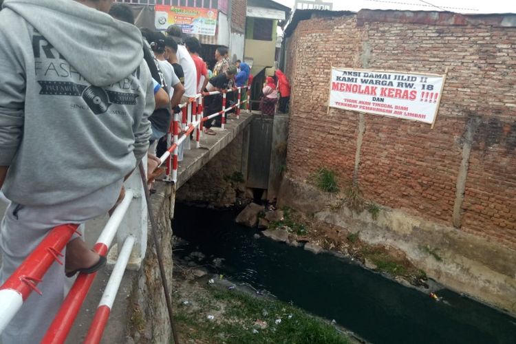 Sungai Ciwalen yang tercemar limbah kulit dengan air sungai hitam pekat menimbulkan bau tidak sedap ke kampung-kampung yang dilintasi sungai ini, Jumat (21/9/2018)