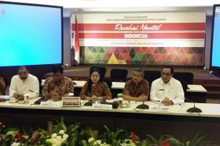 Menteri Koordinator Pembangunan Manusia dan Kebudayaan Puan Maharani memimpin rapat koordinasi dengan BNPB dan BMKG di Kantor Kemenko PMK, Jakarta Pusat, Jumat (13/11/2015).