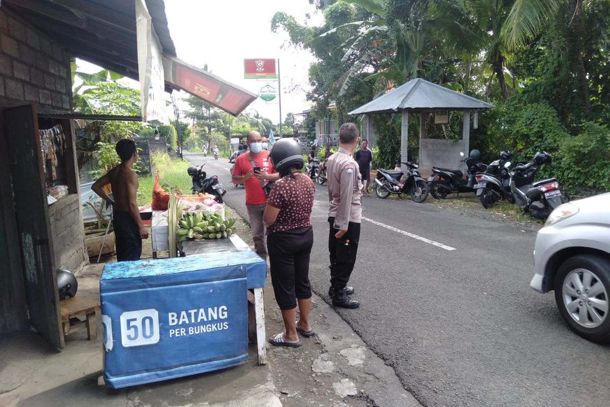Polisi meminta keterangan saksi kasus jambret di Desa Sambangan, Kecamatan Sukasada, Kabupaten Buleleng, Bali.