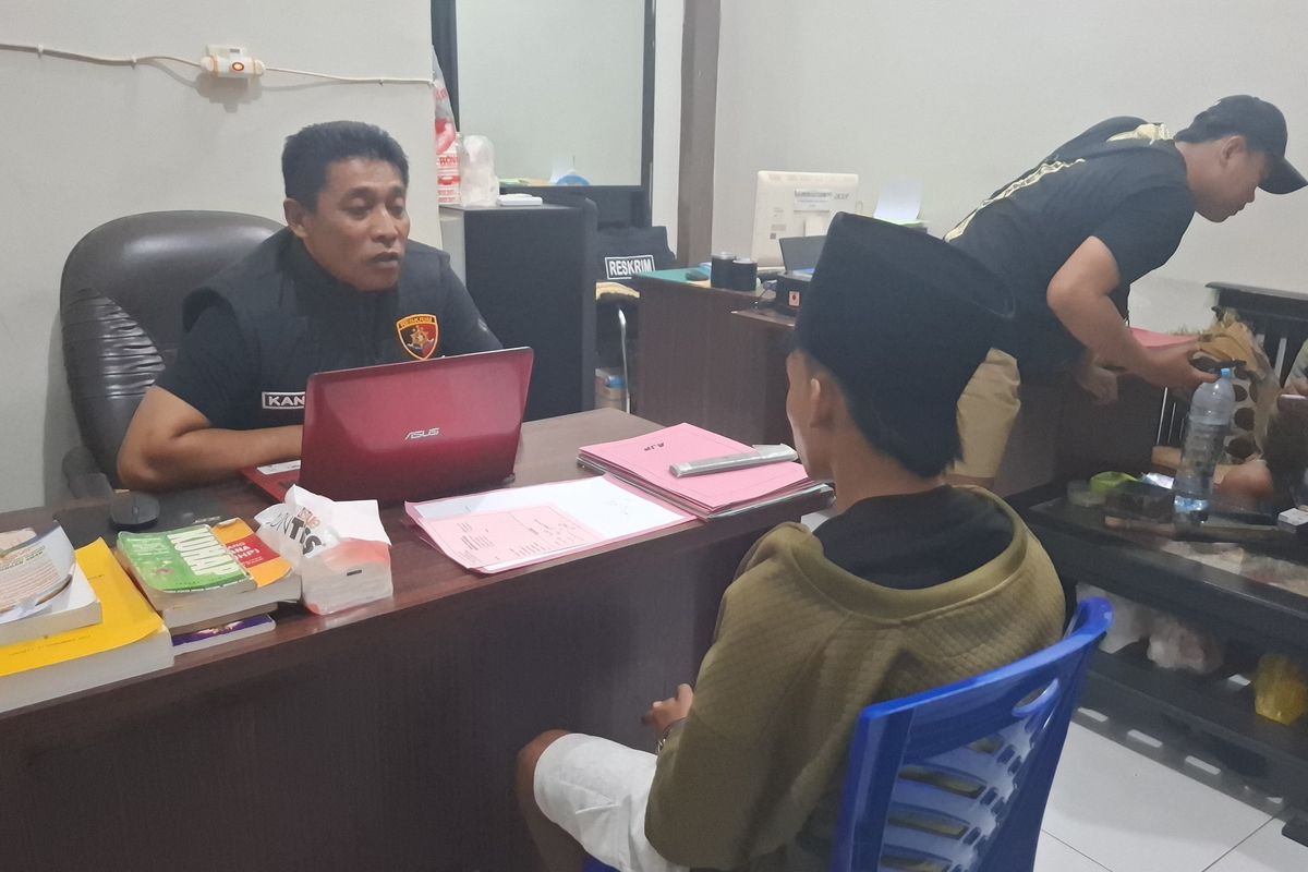 Pelaku FA saat diinterogasi oleh penyidik Polres Sampang usai ditangkap akibat membunuh NH, Selasa (6/5/2025).