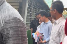 Blusukan ke Pinggir Sungai Kapuas, Gibran Bagi-bagi Buku dan Susu Kotak