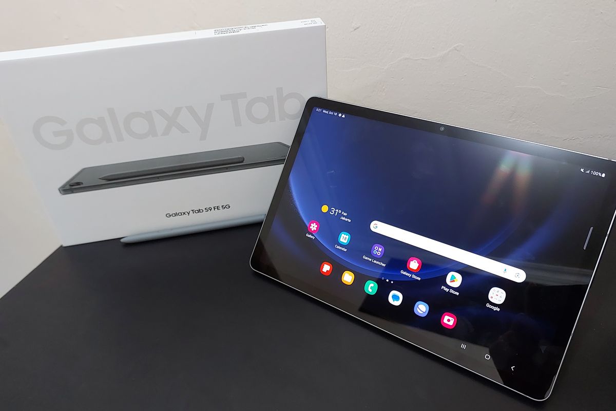 Samsung Galaxy Tab S9 FE meluncur di Indonesia. Fitur unggulan tablet ini mencakup layar seluas 10,9 inci, chipset Exynos 1380 berfabrikasi 5 nm, sertifikasi anti air dan debu dengan rating IP68, serta pena digital (stylus) S Pen.