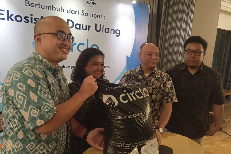 PT Chandra Asri Grup dan ADUPI menunjukkan produk Circlo, cacahan plastik yang menjadi bahan baku aspal, di Jakarta Selatan, Selasa (10/6/2025). 