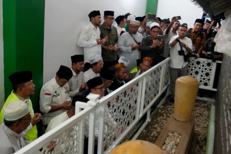 Calon wakil presiden Muhaimin Iskandar berziarah ke makam Syiah Kuala di Banda Aceh, Selasa (5/12/2023).