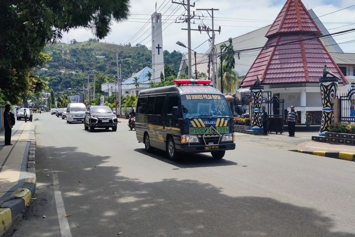 Ambulans yang membawa jenazah Wakil Gubernur Papua, Klemen Tinal, sedang menuju Bandara Sentani, Kabupaten Jayapura. Jenazah akan diterbangkan ke Kabupaten Mimika untuk kemudian disemayamkan dan dimakamkan di sana, Papua, Minggu (23/5/2021)