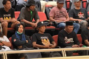 Pakai Kaus dan Topi Hitam, Begini Gaya Botok Pati Duduk di Ruang Rapat Paripurna DPR