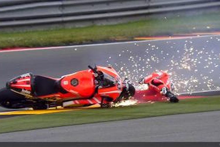 Pebalap Ducati asal Italia, Andrea Dovizioso terjatuh di tikungan 11 Sirkuit Sachsenring, pada sesi latihan bebas pertama GP Jerman, Jumat (12/7/2013).