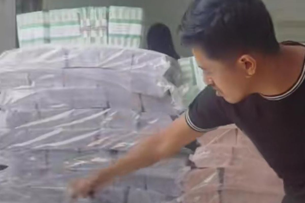 Wildan Uang Baru, seorang pwmuda di Pasuruan Jawa Timur melayani jasa penukaran uang baru yang berjumlah 2 miliar rupiah. 