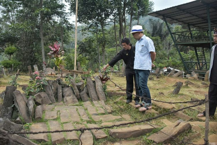 Bakal calon Gubernur Jawa Barat Ridwan Kamil berkunjung ke Situs Megalitikum Gunung Padang, Kabupaten  Cianjur, Sabtu (23/9/2017).  