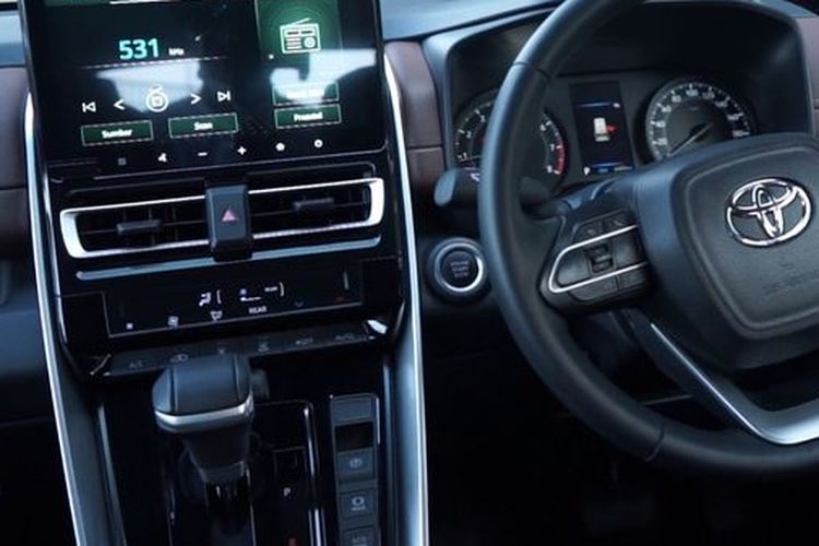 Interior Innova Zenix V Bensin