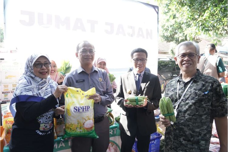 Pejabat Sementara Wali Kota Cilegon bersama Kepala Dinas Komunikasi dan Informatika mengunjungi program Jumat Jajan 