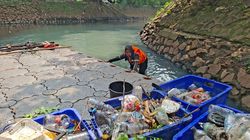 Bangkit dari KDRT, Kisah Ida Taklukkan Sungai Penuh Sampah demi Cita-cita Anak