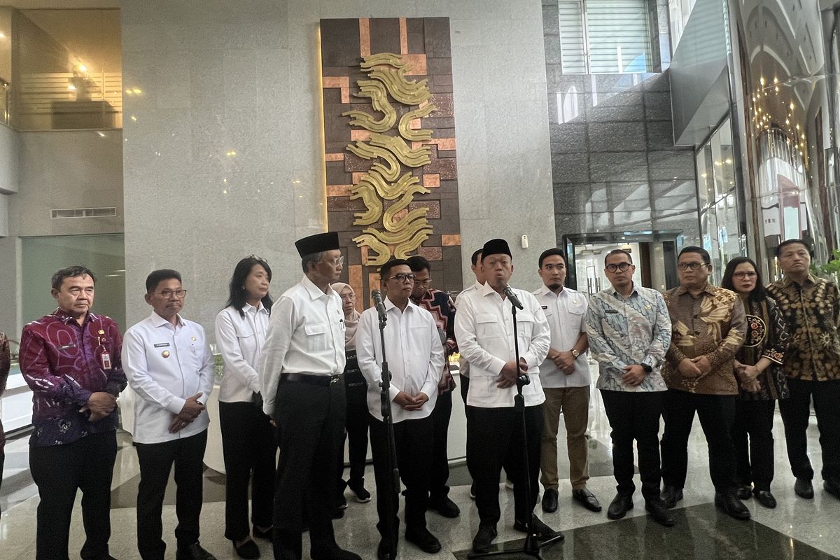Menteri PU Dody Hanggodo bertemu dengan Menteri ATR/Kepala BPN Nusron Wahid dan Gubernur Banten Andra Soni di Kantor Kementerian PU, Jumat (21/3/2025).
