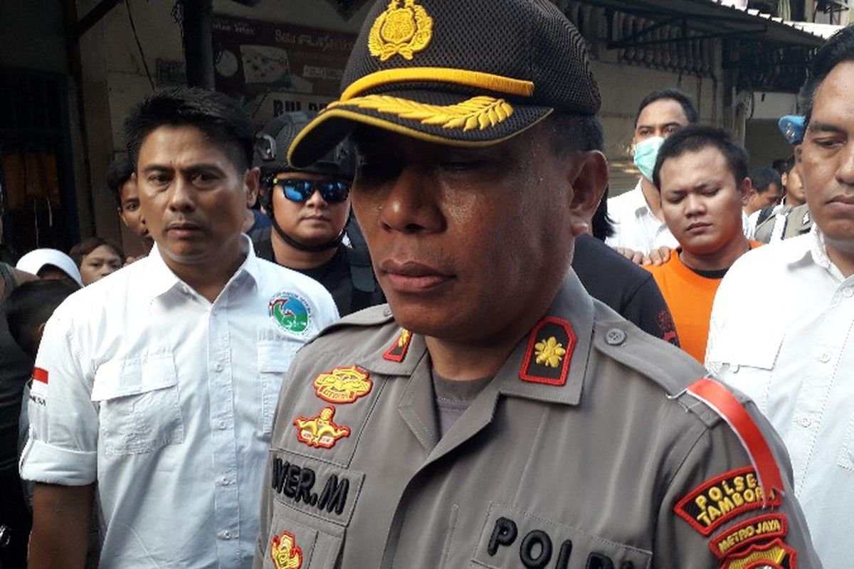 Kapolsek Tambora Kompol Iver Son Manossoh di lokasi pengungkapan bandar narkoba di Jembatan Besi, Tambora, Jakarta Barat pada Senin (8/10/2018).