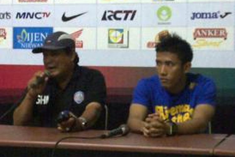 Pelatih Arema Cronus Suharno (kiri) dan kapten Arema Cronus, Ahmad Bustomi, saat jumpa pers, di Stadion Kanjuruhan, Malang, Jumat (21/2/2014).