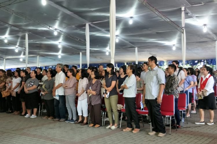 Jemaah Kristen Katolik melaksanakan ibadah Jumat Agung di Gereja Katedral, Jakarta Pusat, Jumat (30/3/2018).