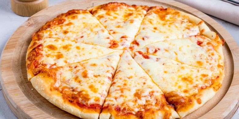 Ilustrasi pizza margherita, pizza topping keju mozzarella. 