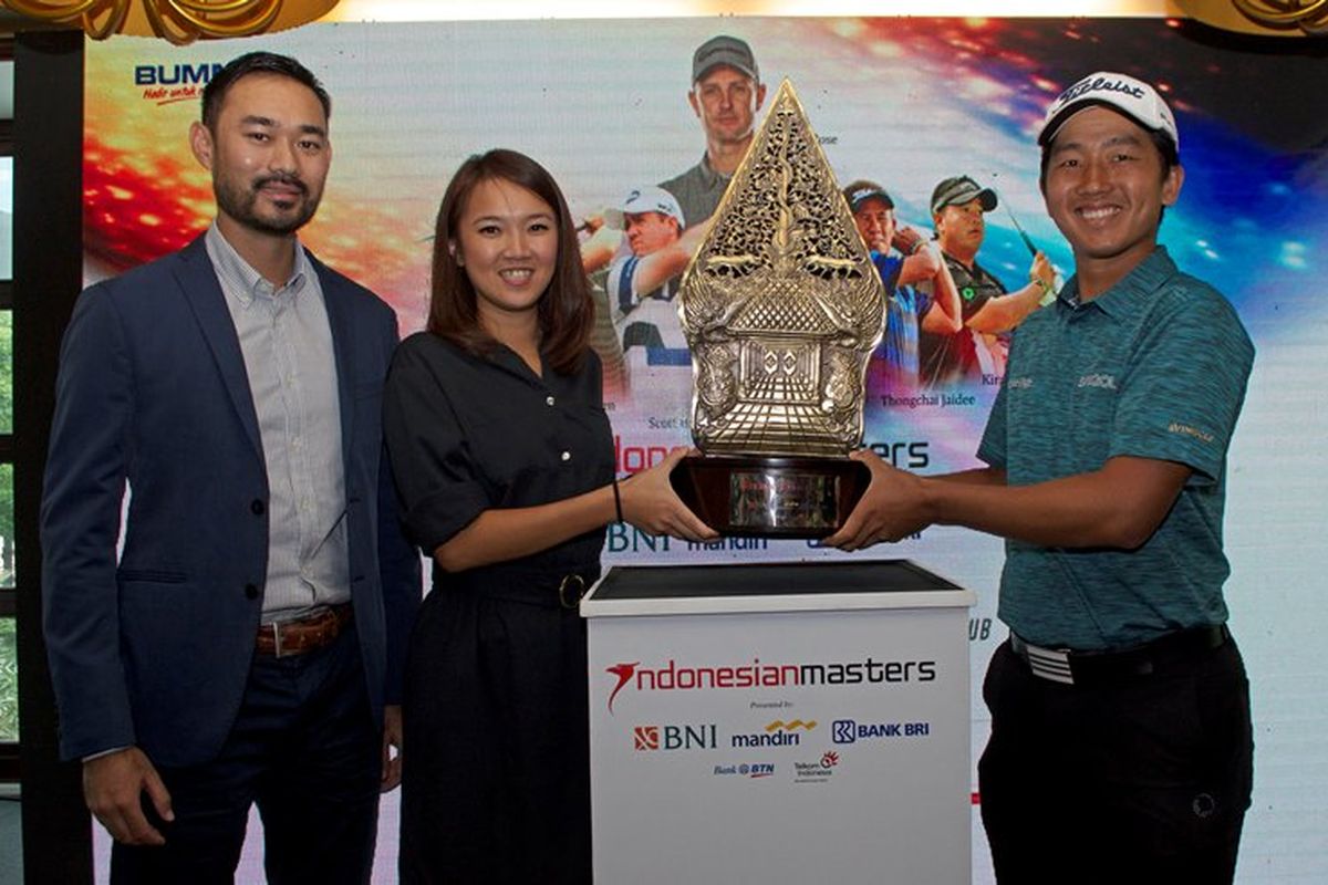 Cho Minn Thant, COO Asian Tour, Merry Kwan, Marketing Direktur Indonesian Masters 2017, George Gandranata, Pemain Golf Professional menampilkan trophy dari Indonesian Masters 2017
