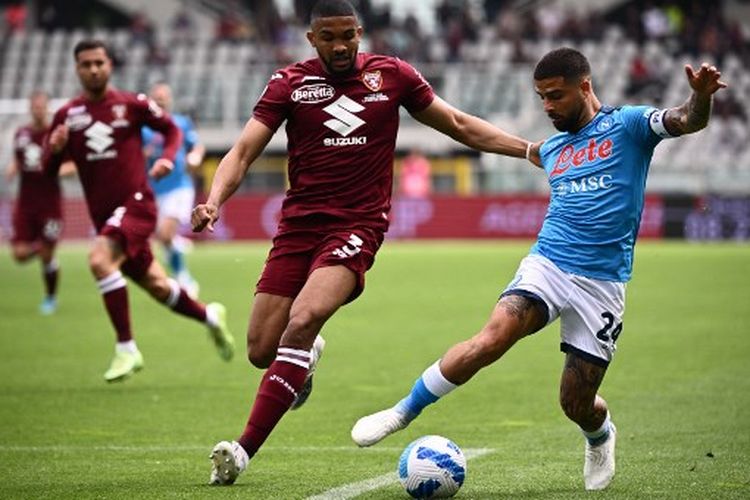 Lorenzo Insigne (kanan) berduel dega Bremer (kiri) pad laga pekan ke-36 Liga Italia yang mempertemuka Torino vs Napoli di Stadion Olimpico Grande Torino, Sabtu (7/4/2022) malam WIB.