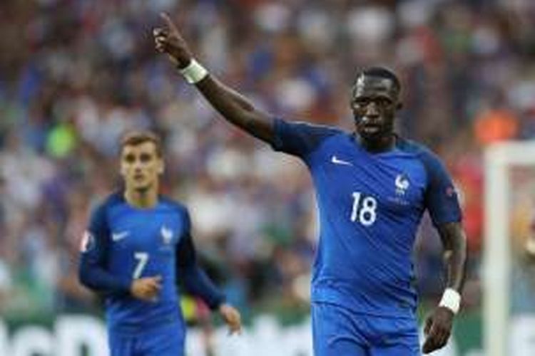 Gelandang tim nasional Perancis, Moussa Sissoko, tampil pada laga final Piala Eropa 2016 kontra Portugal, di Stade de France, Saint-Denis, 10 Juli 2016.