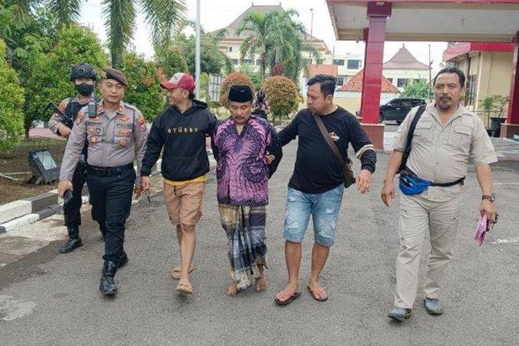 Personel gabungan Satreskoba dan Samapta Polres Probolinggo tengah mengamankan Abdul Azis (43), warga Dusun Rowojati Lor, Desa Jatiadi, Kecamatan Gending, Kabupaten Probolinggo.