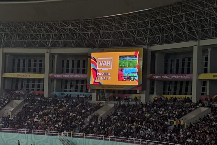 Papan skor Stadion Manahan menampilkan tinjauan Video Assistant Referee (VAR). Tinjauan VAR memberikan Jerman penalti yang sukses dieksekusi oleh Paris Brunner. Jerman pun unggul 1-0 atas Perancis pada laga final Piala Dunia U17 2023, Sabtu (2/12/2023) malam WIB.