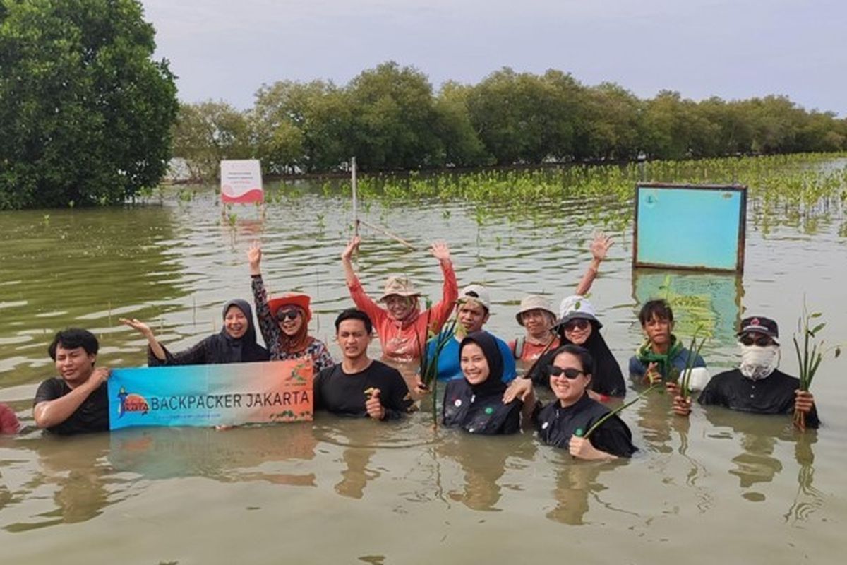 PT GNI bersama BPJ Menanam Mangrove di Pantai Bahagia Muara Gembong