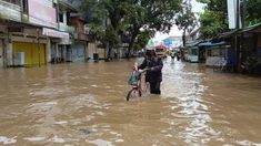 Jalan Raya Dayeuhkolot Terputus Banjir 70 Cm, Warga Terpaksa Jalan Kaki