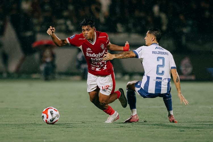 Momen perebutan bola dalam laga pekan ke-11 Super League 2025-2026 antara Bali United vs Persib Bandung di Stadion Kapten I Wayan Dipta, Gianyar, Bali, Sabtu (1/11/2025).